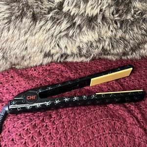 CHI straightener Skull and crossbones pattern